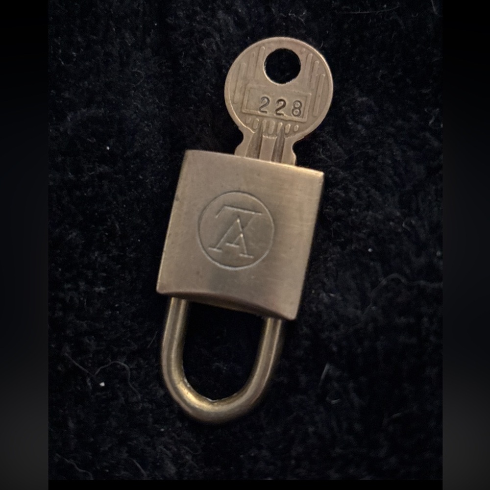 Louis Vuitton’s Legendary Lockit Collection rare
Iconic Heritage Piece - Picture 1 of 6